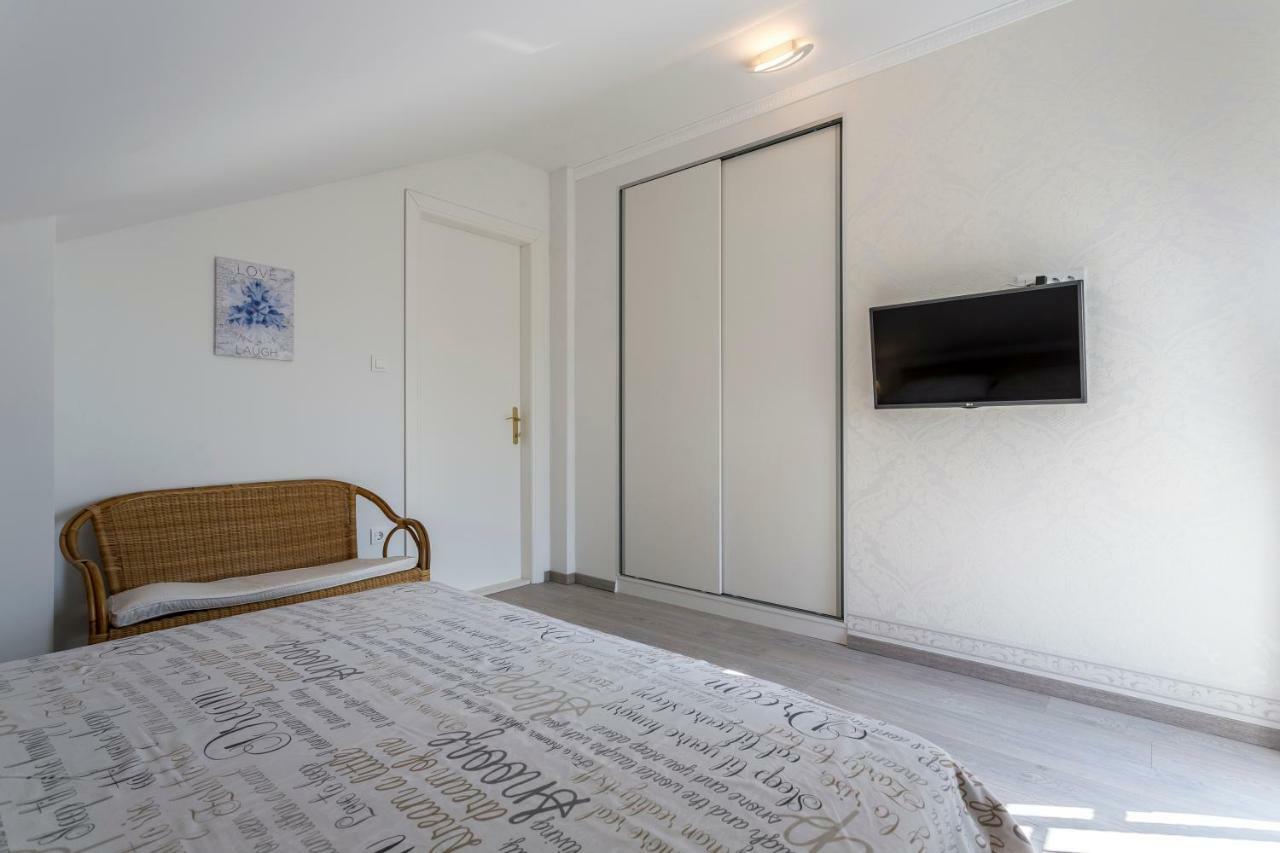House Luce With Pool Apartment Cisla