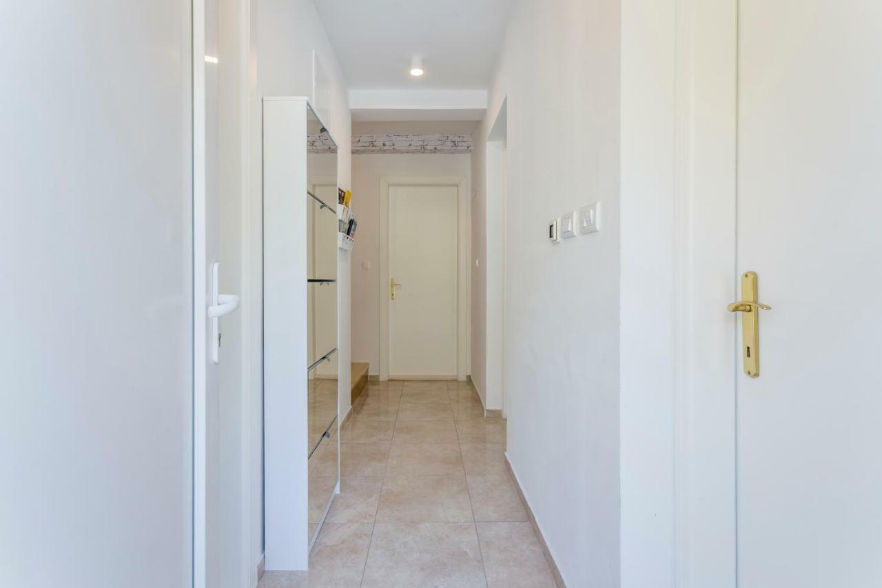 House Luce With Pool Apartment Cisla